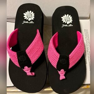 Yellow Box Frizzle Flip Flops Women's Size 6